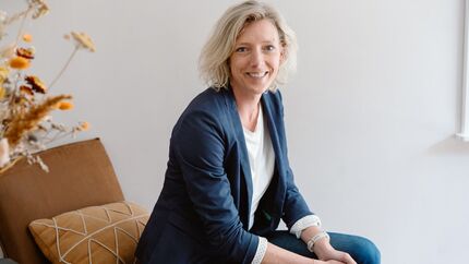 Afbeelding Dianne van Muijen zittend op een stoel